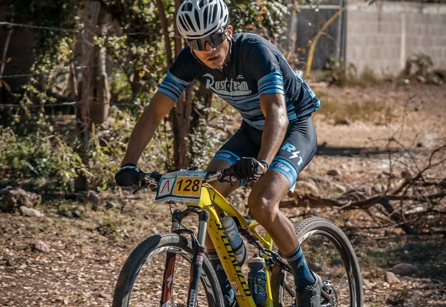 Ciclistas juveniles en ruta de entrenamiento