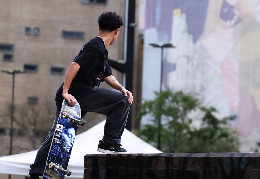 Skaters practicando en un skatepark municipal