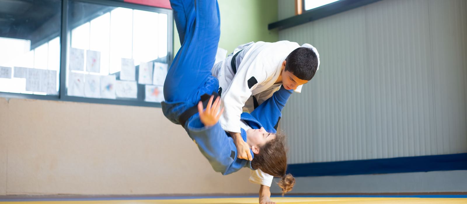 Combate de judo entre dos deportistas juveniles en tatami