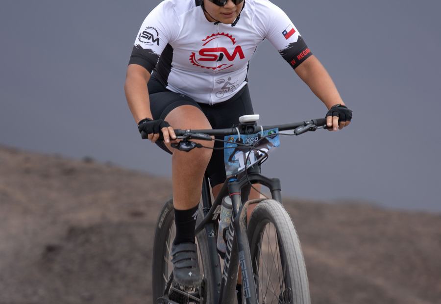 Ciclista juvenil en cross-country montaña con equipamiento completo