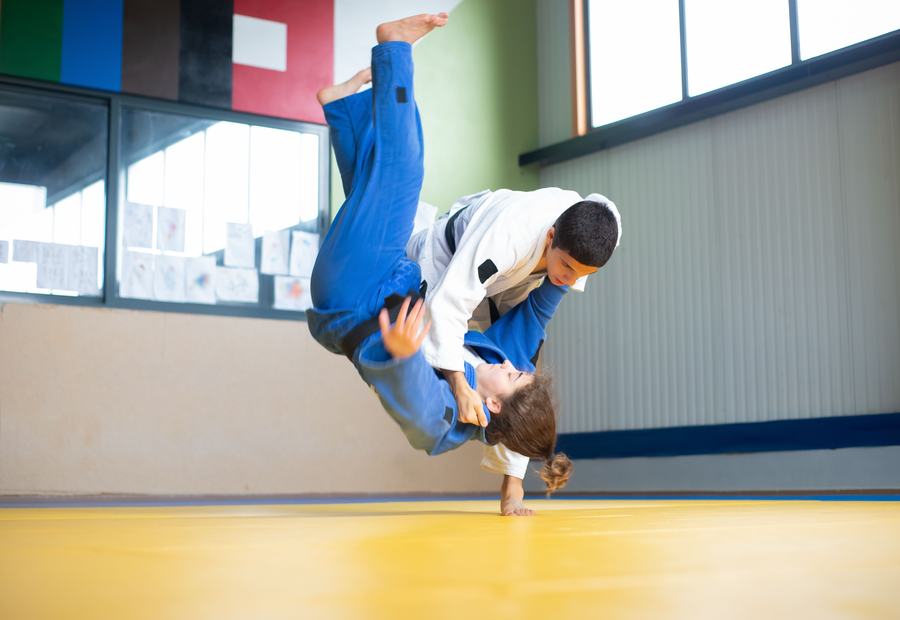 Combate de judo entre dos deportistas juveniles en tatami