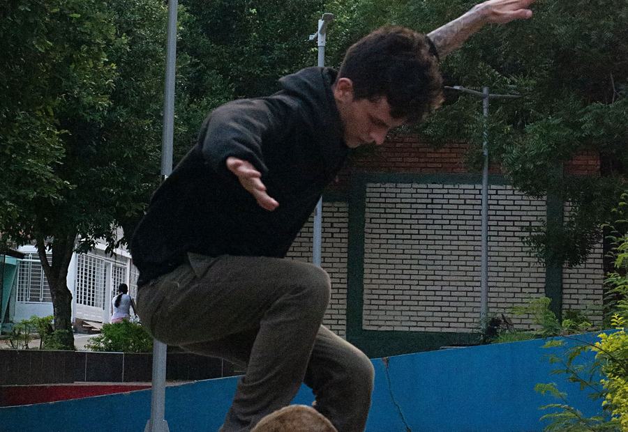 Deportista realizando un truco de skate en un skatepark urbano