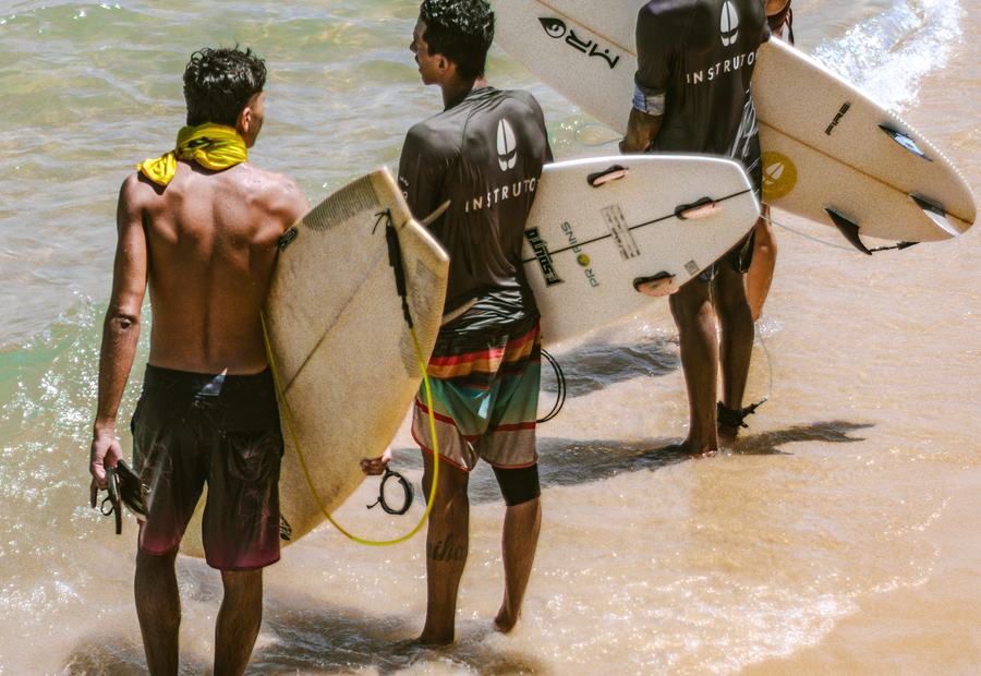 Grupo de surfistas juveniles con tablas caminando hacia el mar