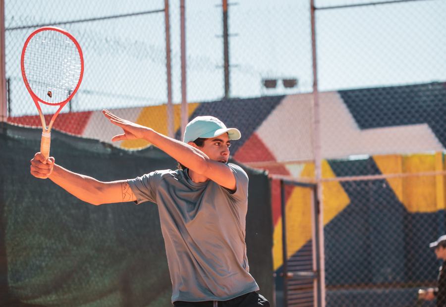 Deportista juvenil ejecutando un derechazo en cancha de arcilla